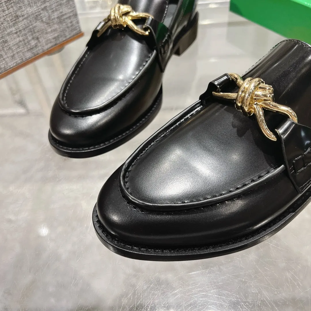 [BV] Top P: 860💰 Size: Female 35-39 (Female 40 custom-made) Male 39-44 (38.45 non-refundable) Bottega Veneta 2025 Autumn and Winter counter style! Small round toe loafers! Imported leather outsole! Imported open edge beaded cowhide! Solid color Niuli!